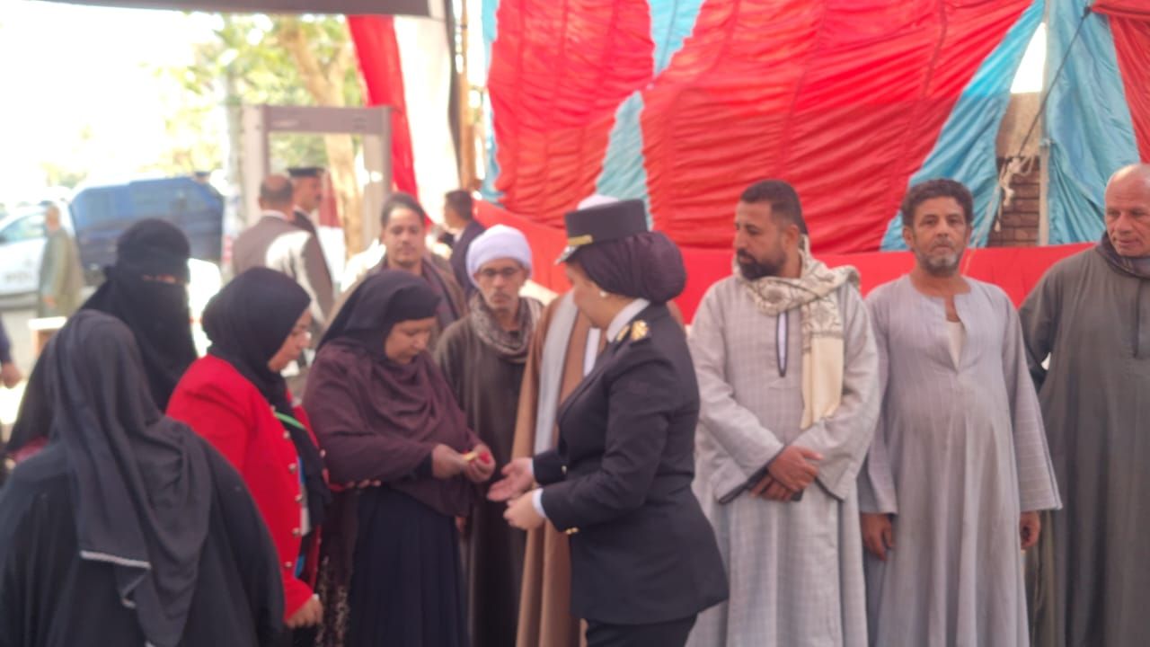 مساعدة للسيدات أمام اللجنة مساعدة للسيدات أمام اللجنة