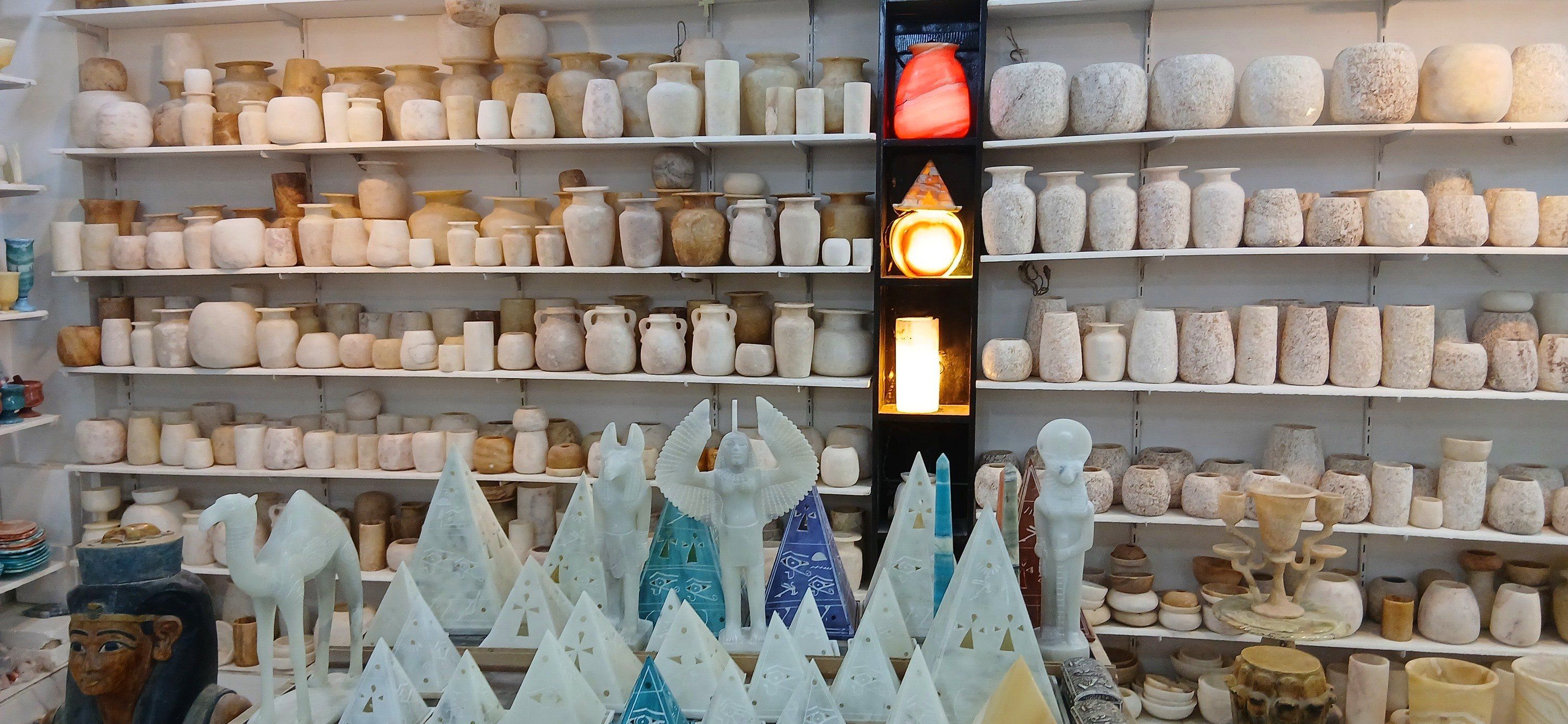 تنظيم وعرض بديع داخل معارض التحف والألباستر