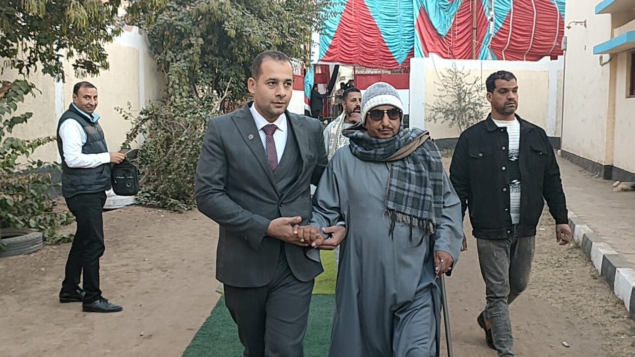 ضابط شرطة بسوهاج يساعد أحد كبار السن ضابط شرطة بسوهاج يساعد أحد كبار السن