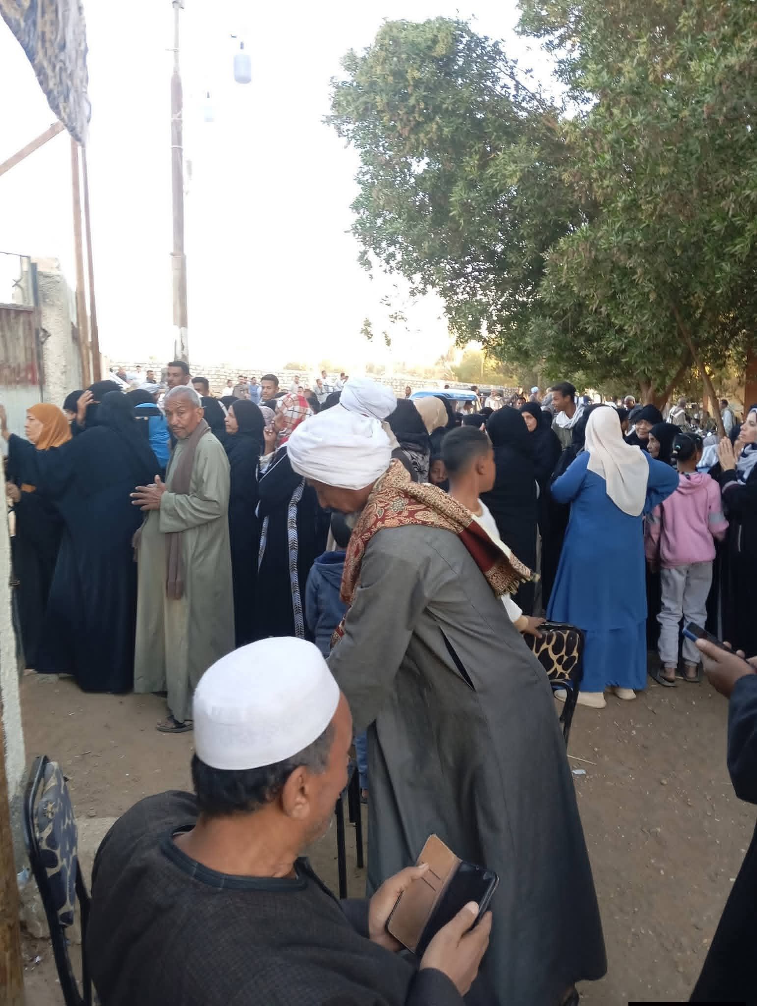 زحام الساعات الاخيرة بلجان الانتخابات باسوان زحام الساعات الاخيرة بلجان الانتخابات باسوان