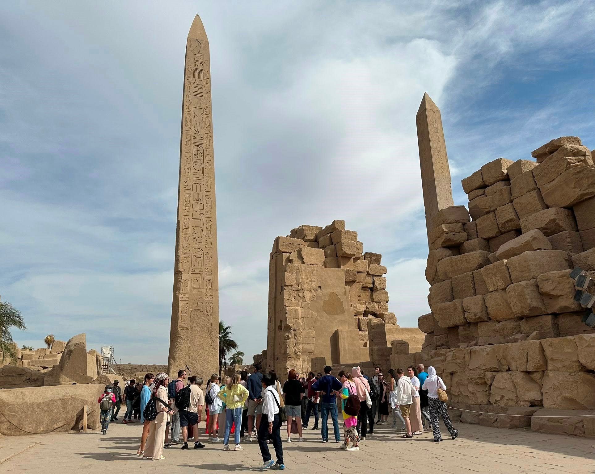 اقبال السائحين فى قلب معابد الكرنك اقبال السائحين فى قلب معابد الكرنك