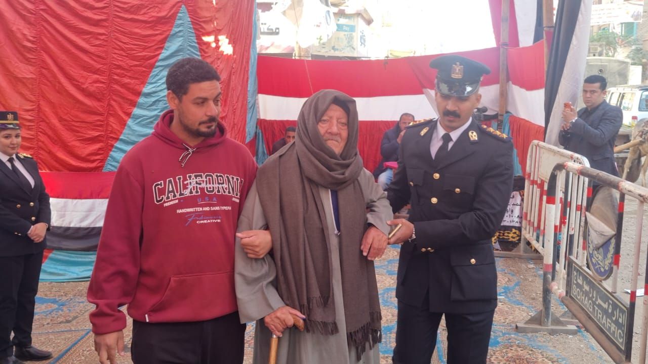 ضابط مسن يقدم المساعدة لمسن باللجنة ضابط مسن يقدم المساعدة لمسن باللجنة