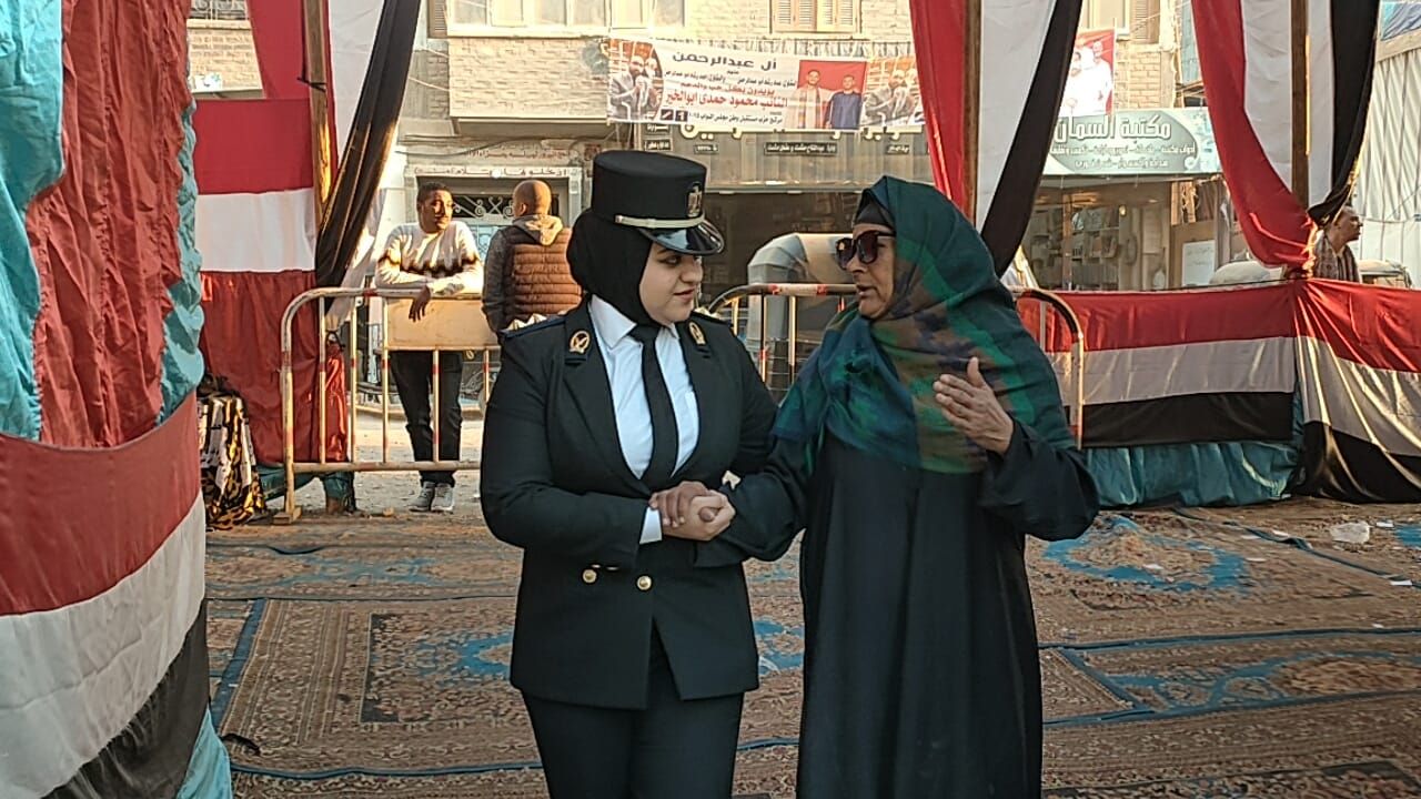 السيدة تشكر الشرطة على باب اللجنة السيدة تشكر الشرطة على باب اللجنة