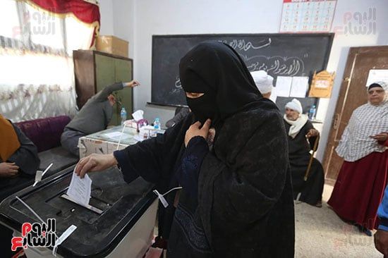 سيدة تدلى يصوتها سيدة تدلى يصوتها