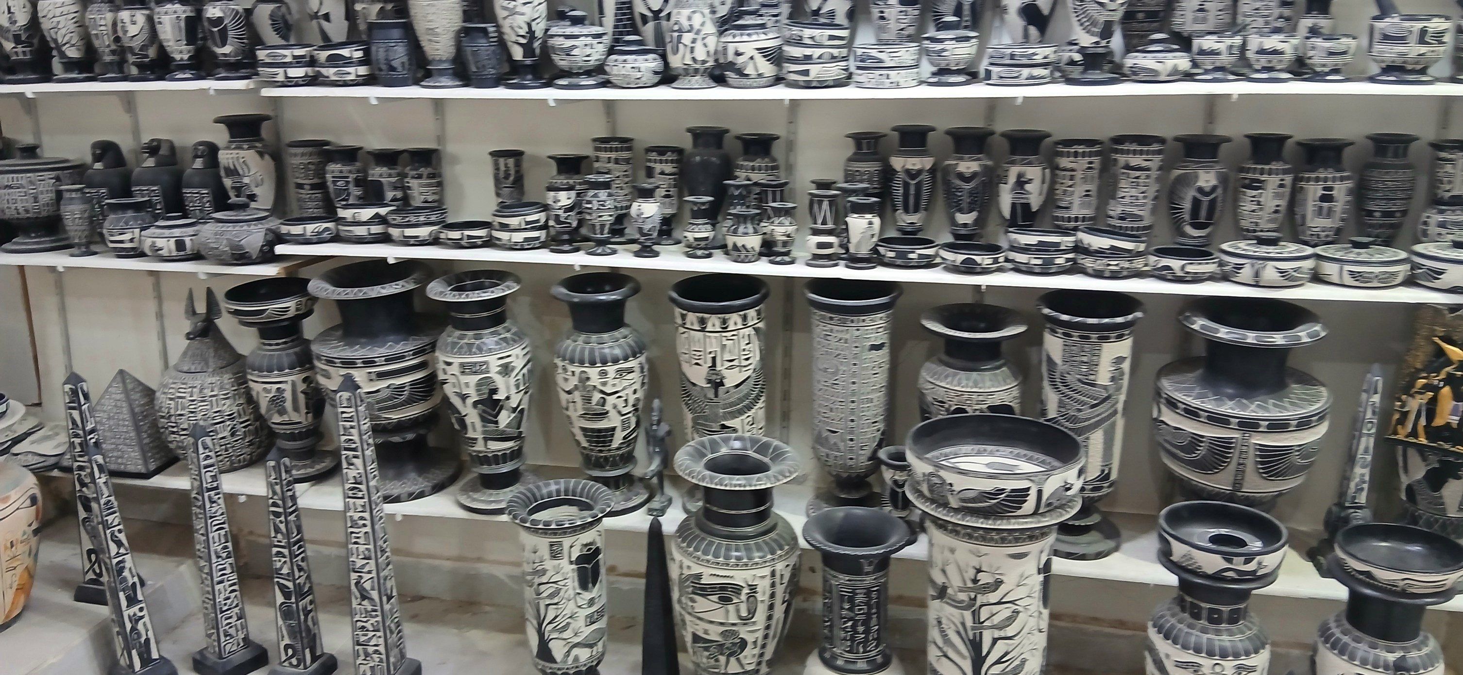 أشكال فنية مبهجة لتجميل المنازل فى معارض التحف والألباستر