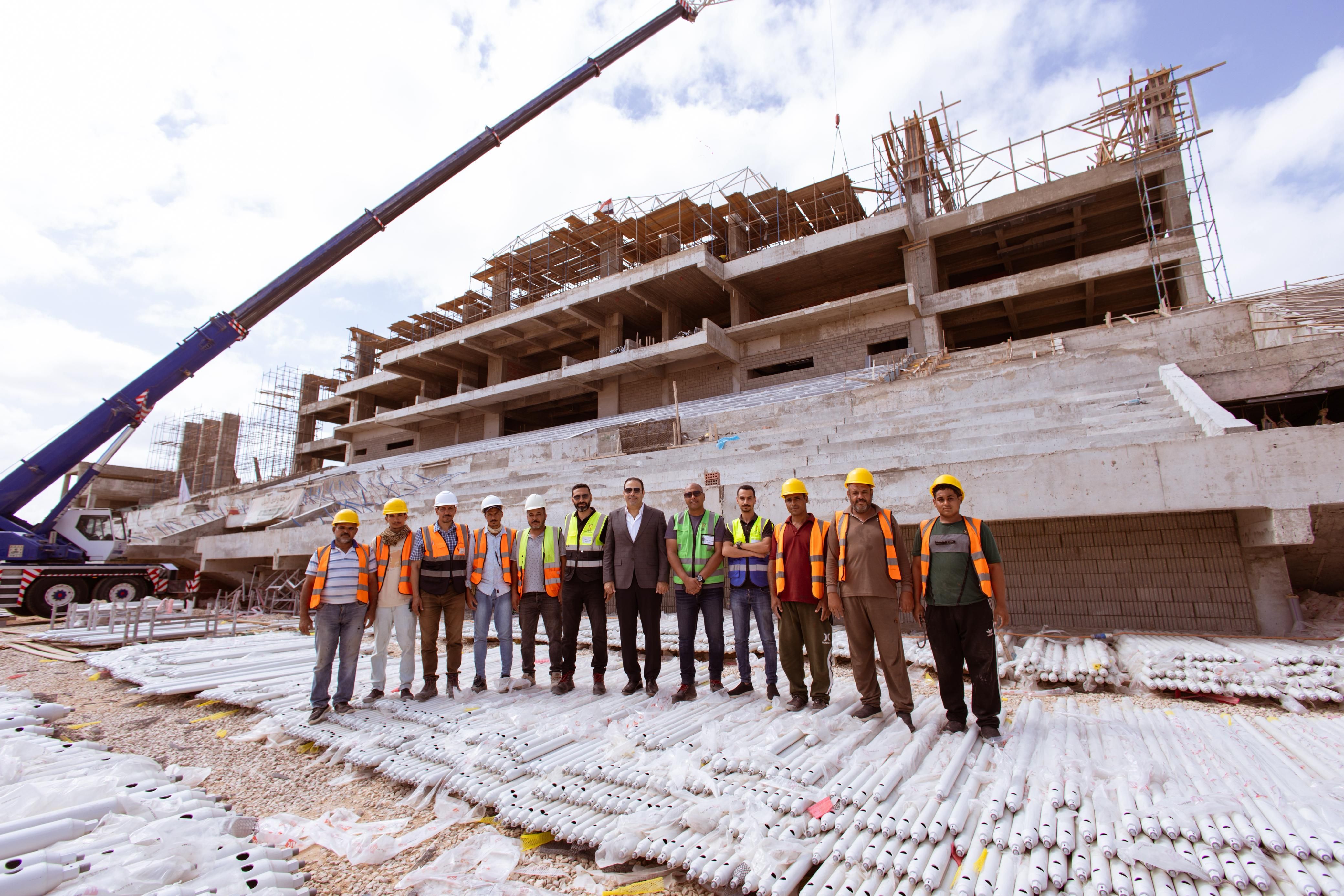 الدكتور محمود حسين مع مهندسي المشروع الدكتور محمود حسين مع مهندسي المشروع