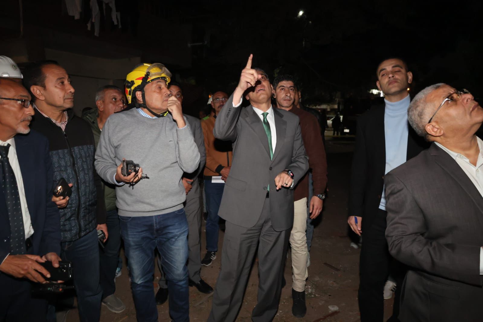 محافظ الجيزة يتفقد موقع حادث تسرب الغاز بعقار سكنى في إمبابة (3) محافظ الجيزة يتفقد موقع حادث تسرب الغاز بعقار سكنى في إمبابة (3)