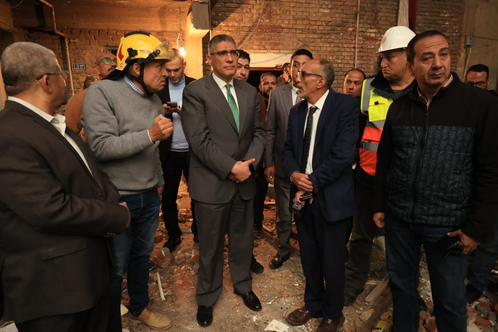 محافظ الجيزة يتفقد موقع حادث تسرب الغاز بعقار سكنى في إمبابة (1) محافظ الجيزة يتفقد موقع حادث تسرب الغاز بعقار سكنى في إمبابة (1)