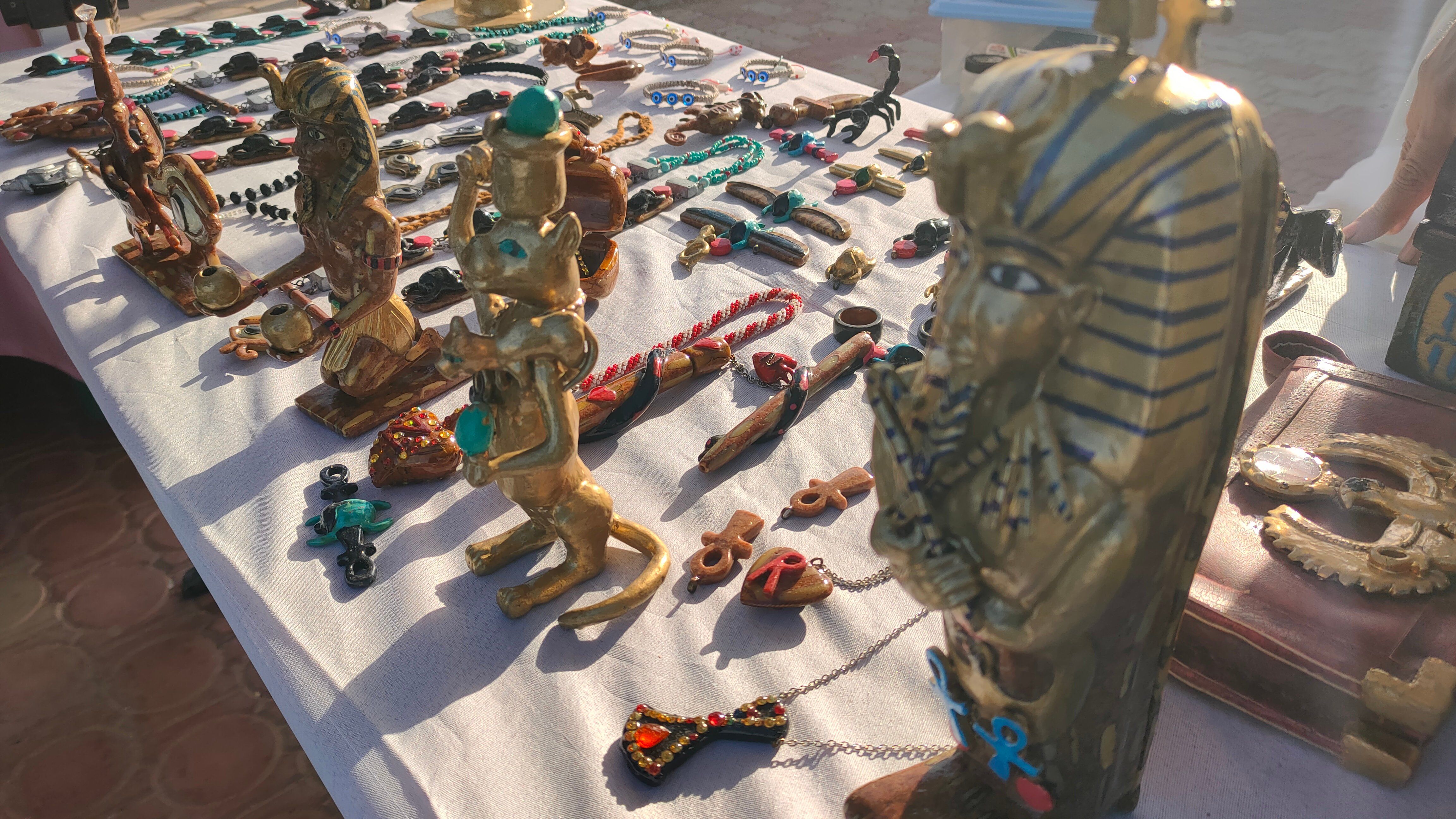 مجسمات فرعونية من نواة البلح مجسمات فرعونية من نواة البلح