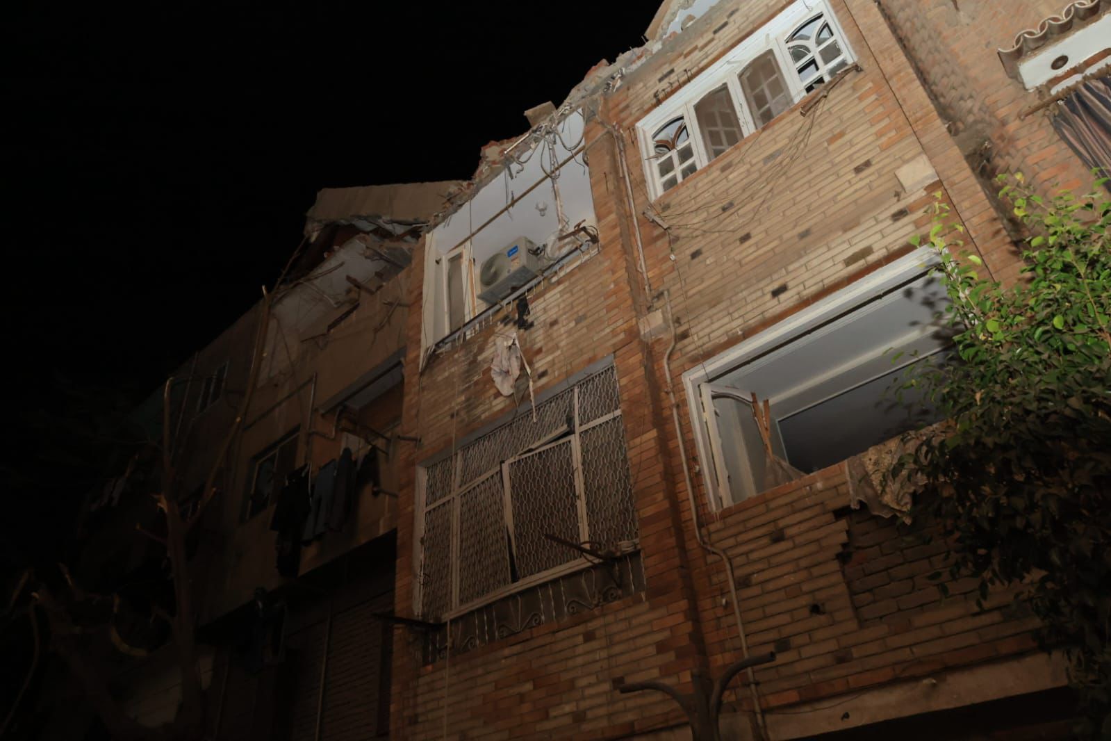 محافظ الجيزة يتفقد موقع حادث تسرب الغاز بعقار سكنى في إمبابة (2) محافظ الجيزة يتفقد موقع حادث تسرب الغاز بعقار سكنى في إمبابة (2)