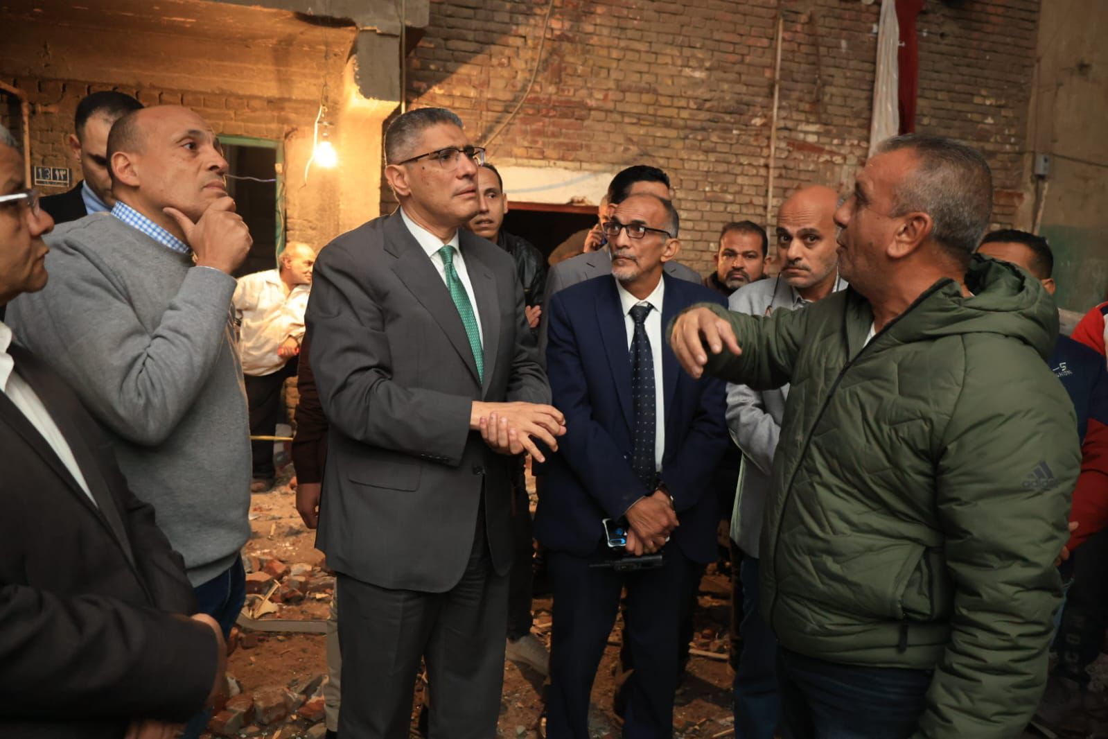 محافظ الجيزة يتفقد موقع حادث تسرب الغاز بعقار سكنى في إمبابة (4) محافظ الجيزة يتفقد موقع حادث تسرب الغاز بعقار سكنى في إمبابة (4)