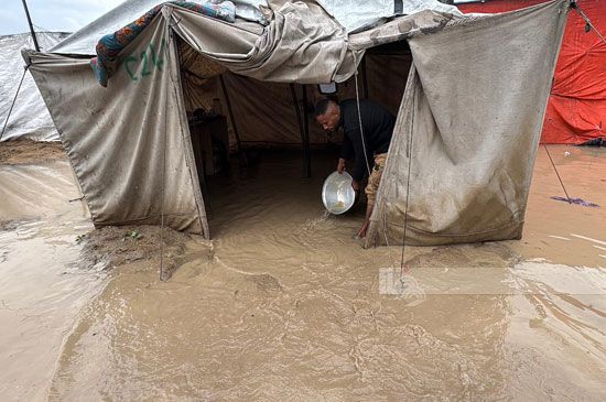 خيام غارقة فى مياه الأمطار خيام غارقة فى مياه الأمطار