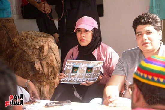 على-ومها-أثناء-عرض-اللوحات