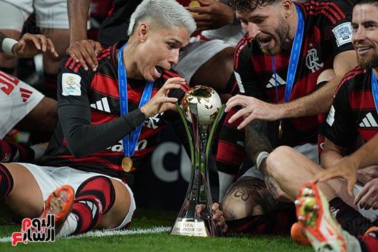 لاعبي فلامنجو مع كاس التحدي لاعبي فلامنجو مع كاس التحدي