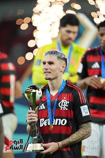 لاعب فلامنجو يتوج بكاس التحدي لاعب فلامنجو يتوج بكاس التحدي