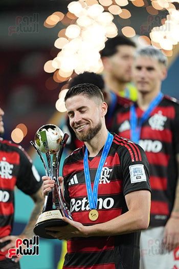 لاعب فلامنجو مع كاس التحدي لاعب فلامنجو مع كاس التحدي