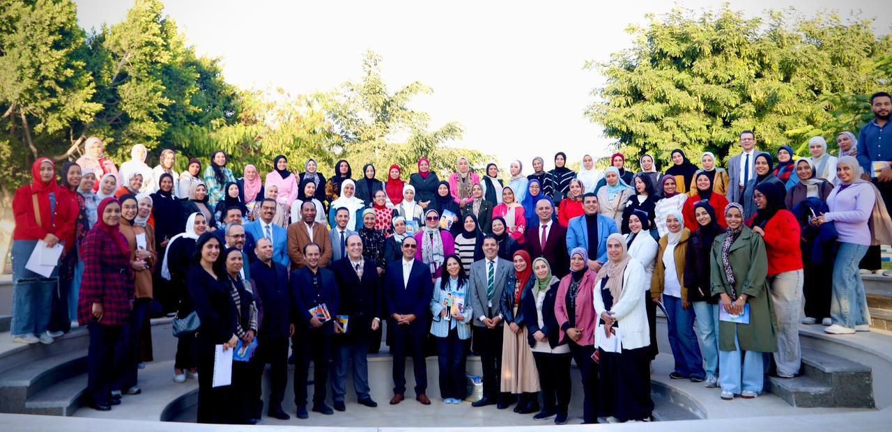 الدكتور عمرو عثمان يتوسط القيادات التطوعية لصندوق مكافحة وعلاج الإدمان الدكتور عمرو عثمان يتوسط القيادات التطوعية لصندوق مكافحة وعلاج الإدمان