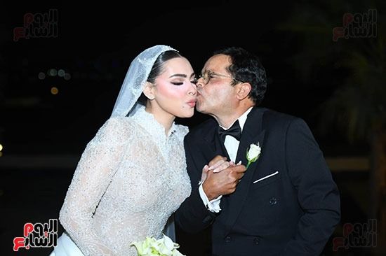 هنيدى يقبل ابنته العروسة هنيدى يقبل ابنته العروسة