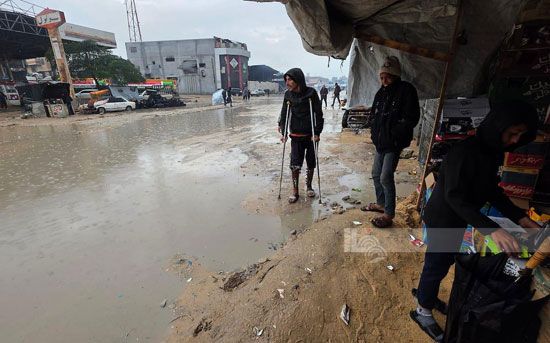 وسط نقص حاد فى مقومات الحياة الأمطار تغرق غزة وسط نقص حاد فى مقومات الحياة الأمطار تغرق غزة