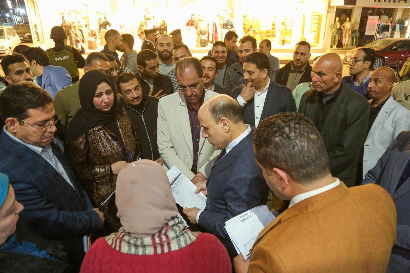 جانب من جولة المحافظ جانب من جولة المحافظ