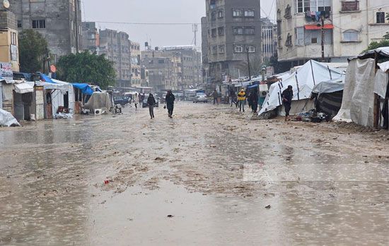 شوارع غزة غارقة فى مياه الأمطار شوارع غزة غارقة فى مياه الأمطار