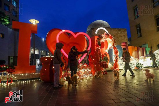 استمتاع السكان بزينة عيد الميلاد