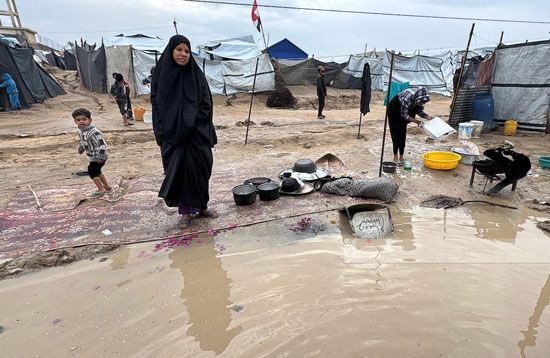 بركة مياه وسط الخيام بركة مياه وسط الخيام