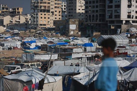 مشهد لخيام النازحين فى غزة مشهد لخيام النازحين فى غزة