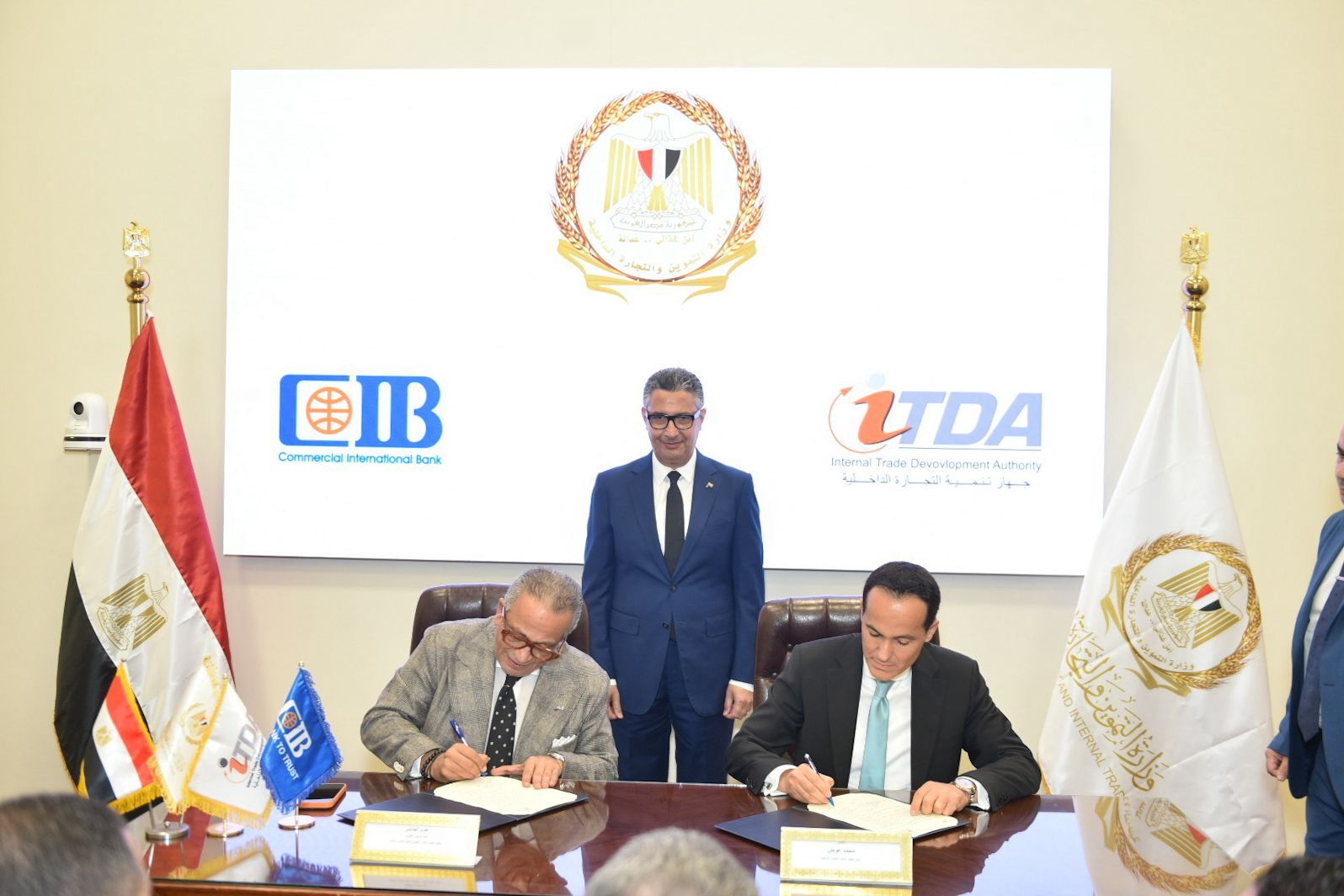 وزير التموين خلال توقيع ملحق بروتوكول تعاون وزير التموين خلال توقيع ملحق بروتوكول تعاون