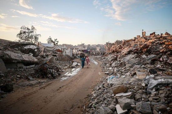 ركام المبانى المدمرة وسط الشوارع