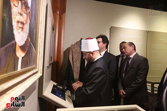 مع صورة للشيخ الحصري مع صورة للشيخ الحصري