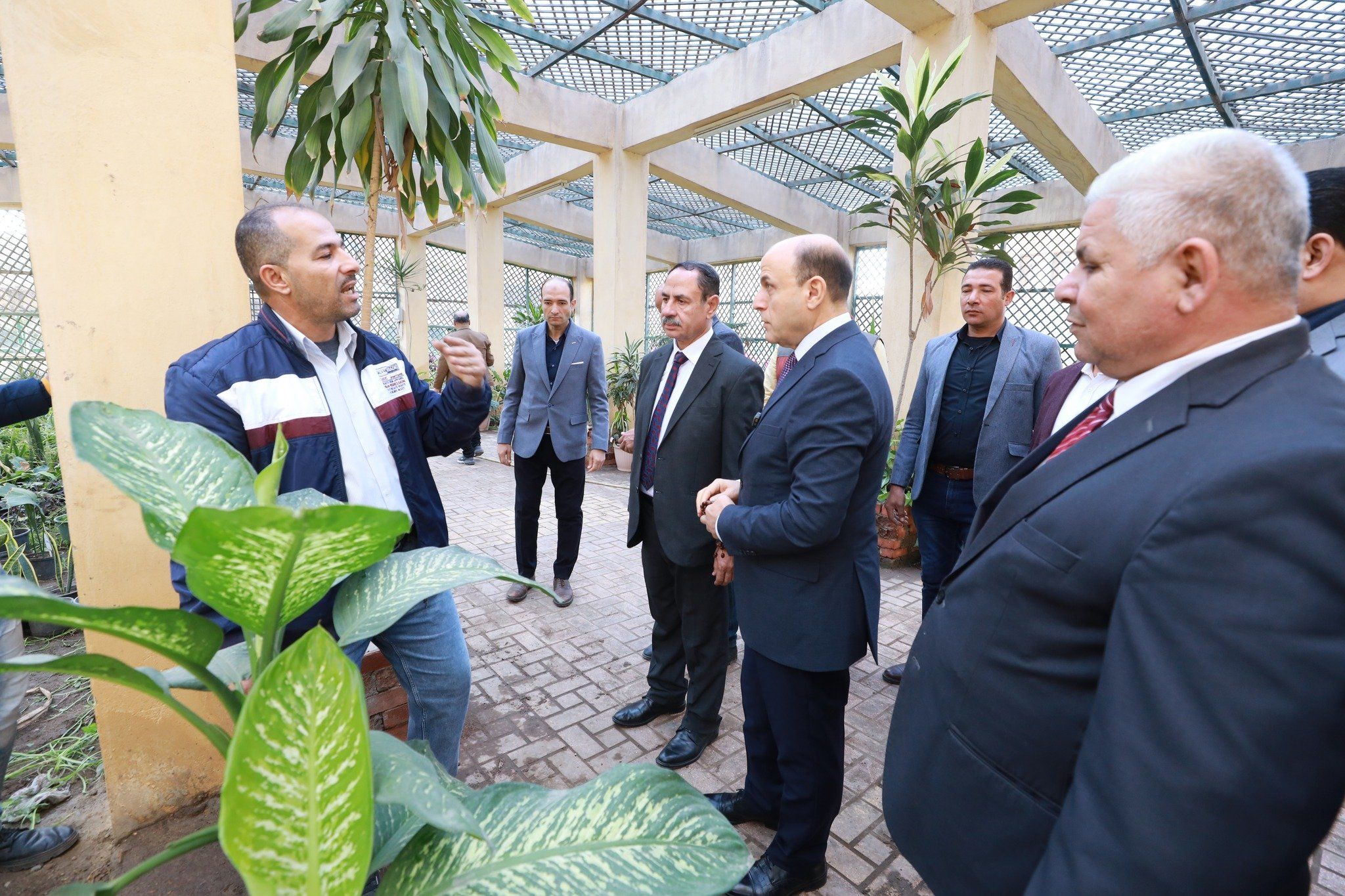 يتفقد قسم نباتات الزينة بالمدرسة الثانوية الزراعية يتفقد قسم نباتات الزينة بالمدرسة الثانوية الزراعية