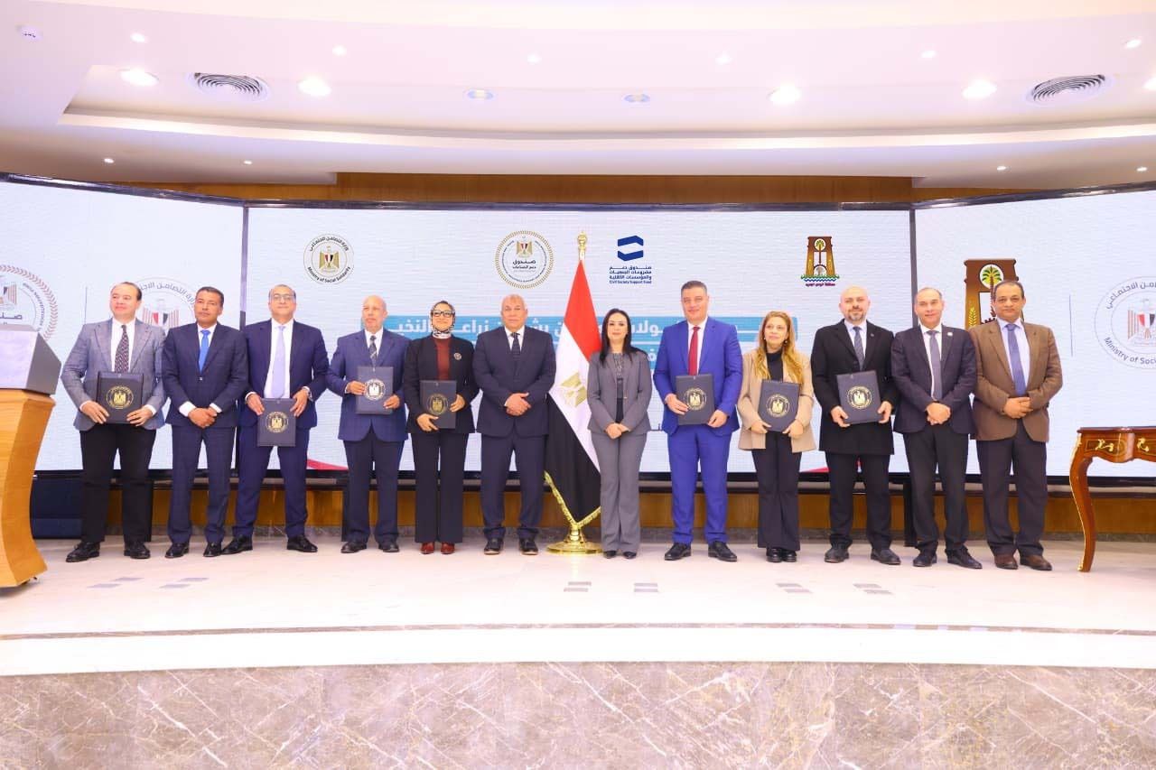 توقيع 5 بروتوكولات تعاون بين الوزارة والمحافظة توقيع 5 بروتوكولات تعاون بين الوزارة والمحافظة