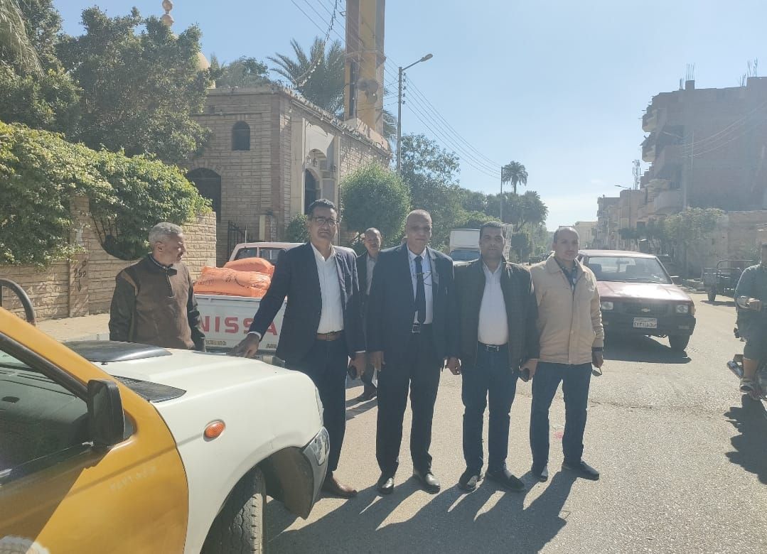 لحظات ضبط 2 طن و600 كيلو أسمدة مخصصة للجمعيات الزراعية في مخزن