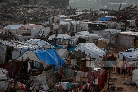 تكدس الخيام وسط ركام المبانى المدمرة