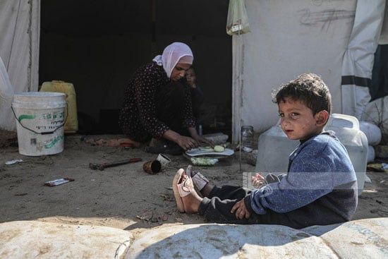 معاناة داخل الخيام