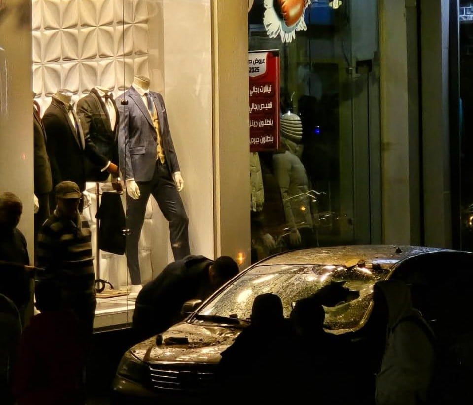 تحطم زجاج سيارة في انهيار شرفه بالإسكندرية تحطم زجاج سيارة في انهيار شرفه بالإسكندرية