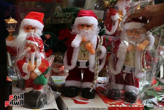 مجسمات سانتا كلوز فى الأسواق الهندية
