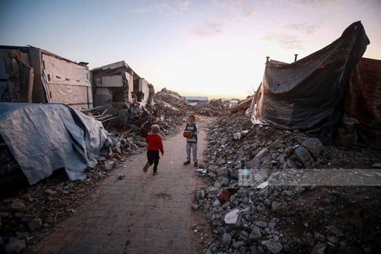 الخيام فوق ركام المبانى