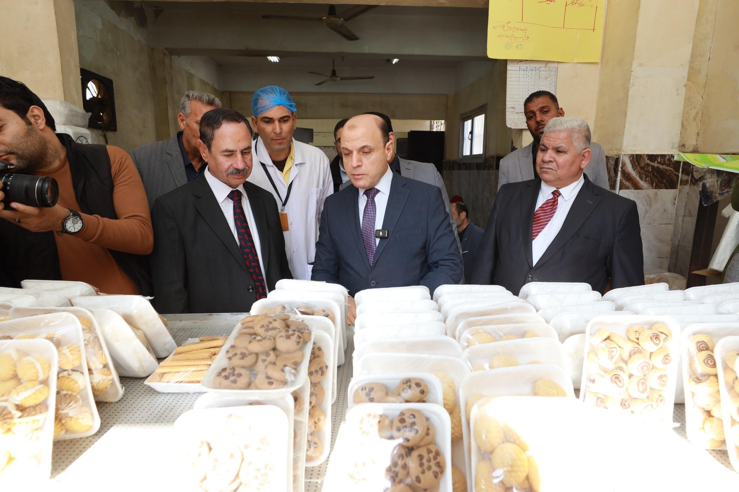 محافظ كفرالشيخ يتفقد منافذ المنتجات المدرسية والفرن التعليمي محافظ كفرالشيخ يتفقد منافذ المنتجات المدرسية والفرن التعليمي