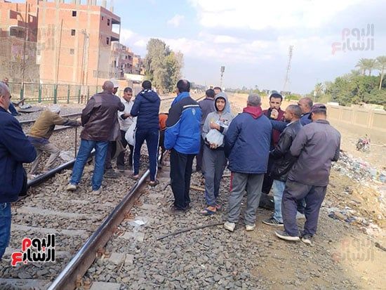 توزيع مياه وعصائر على العمال أثناء صيانة خط السكة الحديد بطوخ (10) توزيع مياه وعصائر على العمال أثناء صيانة خط السكة الحديد بطوخ (10)