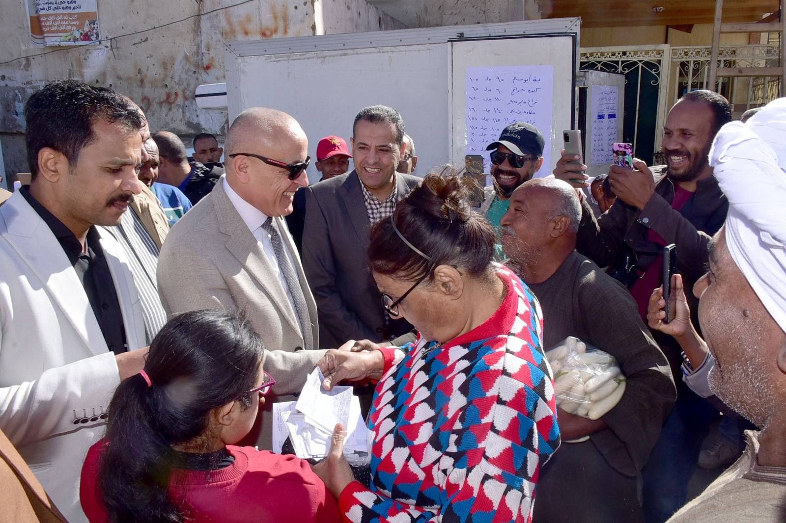 لقاء المحافظ مع المواطنين وتوجيه بدعم أسرة طفلة من ذوى الاحتياجات لقاء المحافظ مع المواطنين وتوجيه بدعم أسرة طفلة من ذوى الاحتياجات