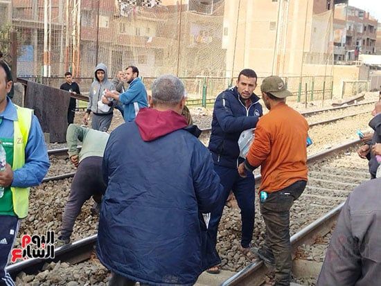 توزيع مياه وعصائر على العمال أثناء صيانة خط السكة الحديد بطوخ (7) توزيع مياه وعصائر على العمال أثناء صيانة خط السكة الحديد بطوخ (7)