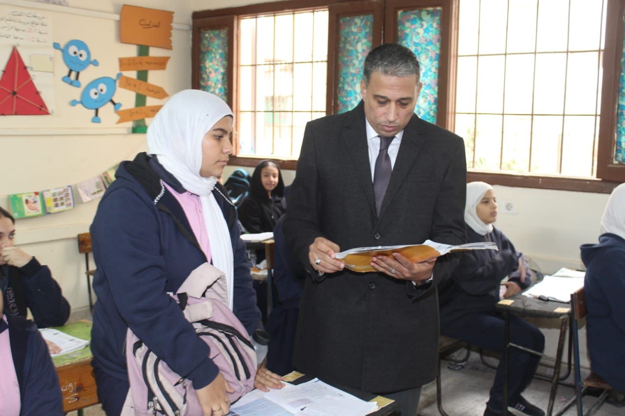 مدير تعليم الجيزة يتابع انتظام اليوم الدراسي (4) مدير تعليم الجيزة يتابع انتظام اليوم الدراسي (4)