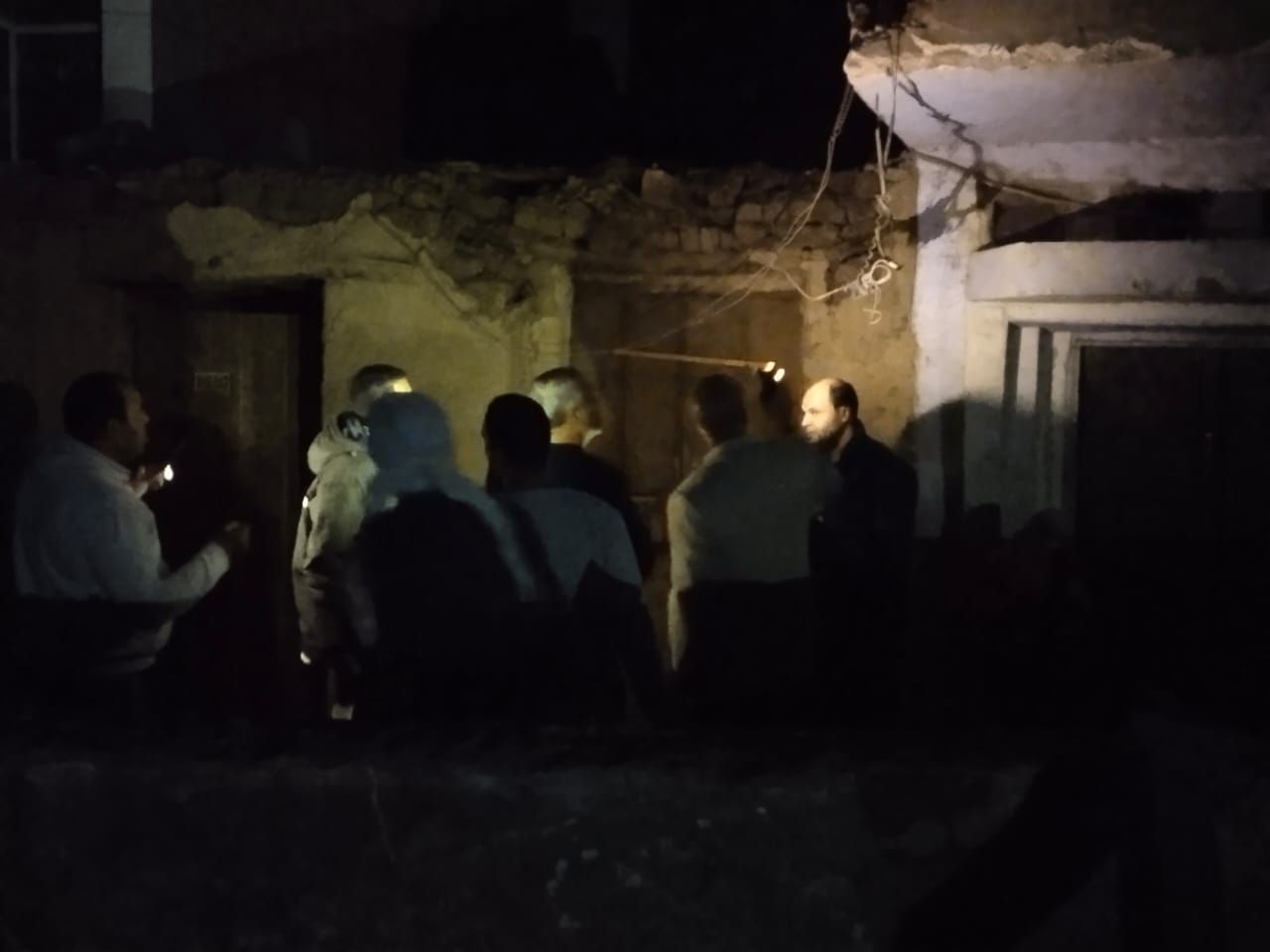 لجنة فنية للتأكد من السلامة الإنشائية للعقارات بموقع الحادث (3) لجنة فنية للتأكد من السلامة الإنشائية للعقارات بموقع الحادث (3)