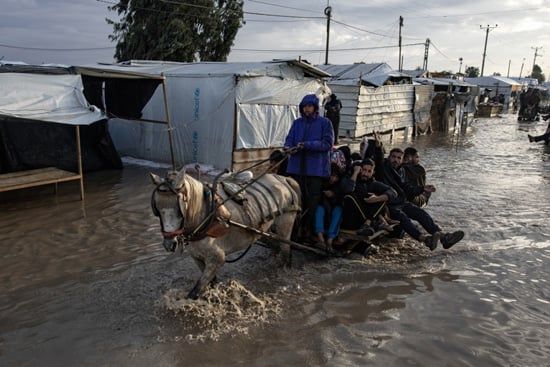 يواجه الفلسطينيون النازحون في خان يونس ظروفاً قاسية بسبب الفيضانات (2) يواجه الفلسطينيون النازحون في خان يونس ظروفاً قاسية بسبب الفيضانات (2)