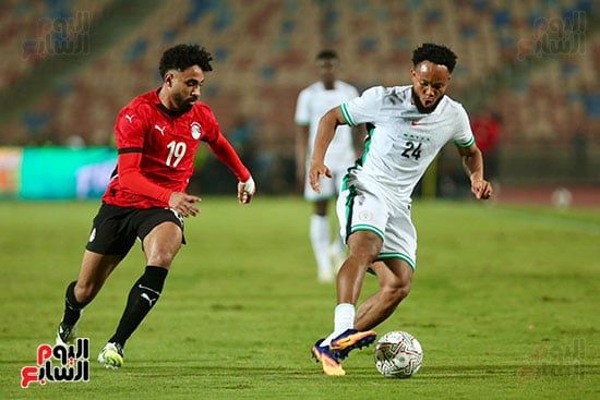 مروان حمدي مع لاعب نيجيريا مروان حمدي مع لاعب نيجيريا