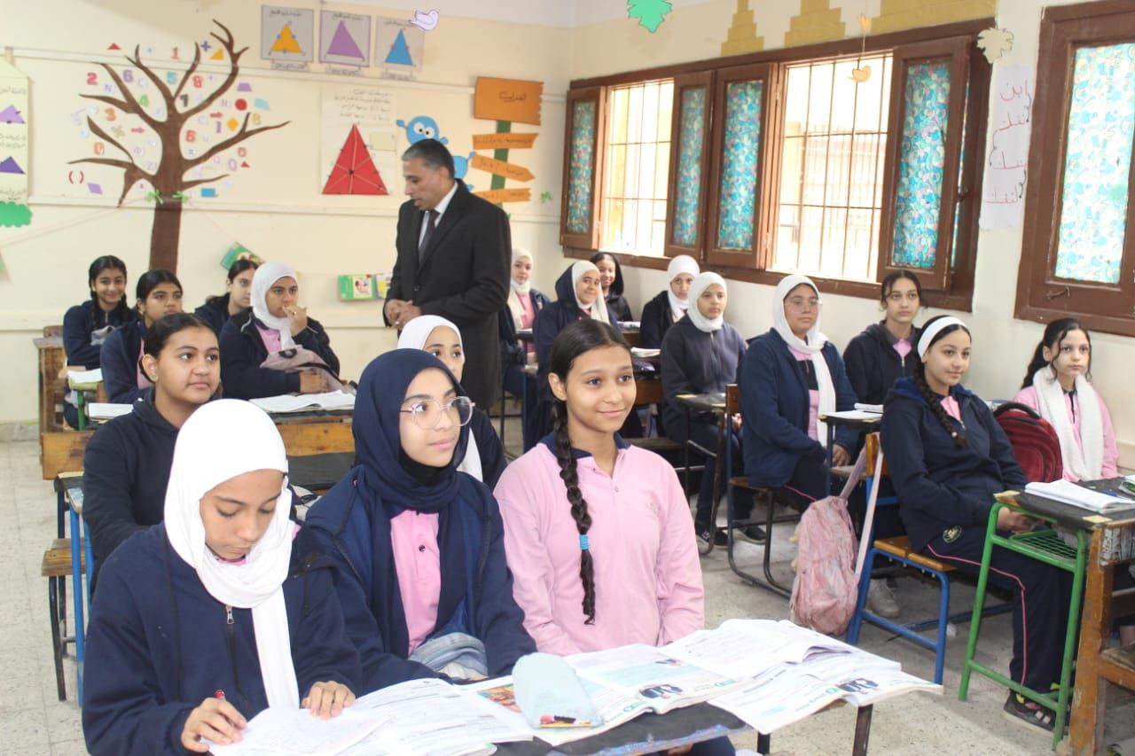 مدير تعليم الجيزة يتابع انتظام اليوم الدراسي (3) مدير تعليم الجيزة يتابع انتظام اليوم الدراسي (3)