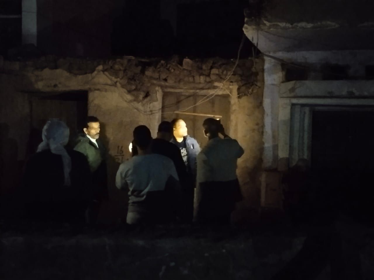 لجنة فنية للتأكد من السلامة الإنشائية للعقارات بموقع الحادث (2) لجنة فنية للتأكد من السلامة الإنشائية للعقارات بموقع الحادث (2)