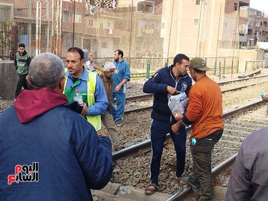 توزيع مياه وعصائر على العمال أثناء صيانة خط السكة الحديد بطوخ (3) توزيع مياه وعصائر على العمال أثناء صيانة خط السكة الحديد بطوخ (3)